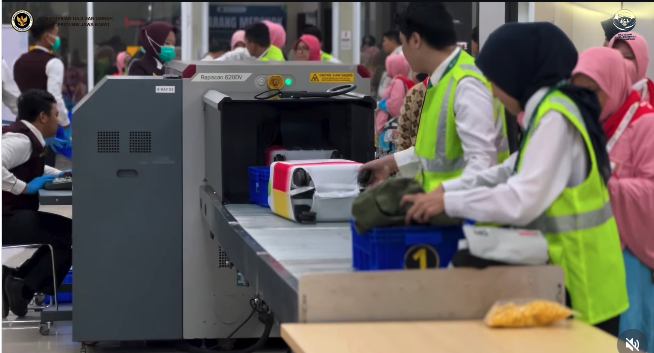 Sebanyak 445 jemaah haji kloter pertama asal Indramayu resmi diberangkatkan menuju Bandara Kertajati pada pukul 06.15 WIB.